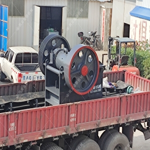 小型顎式破碎機發貨圖片_發往重慶_破碎礦石