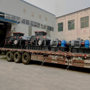 兩臺大型對輥制砂機設備發(fā)貨圖片