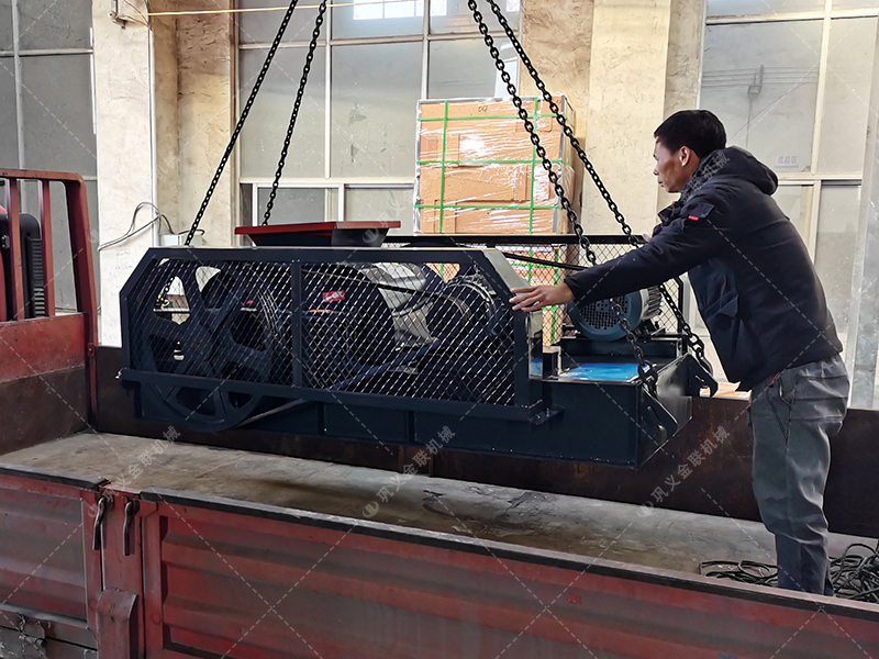 2PCG小型雙齒輥破碎機發(fā)貨圖片_發(fā)往烏魯木齊_破碎玻璃