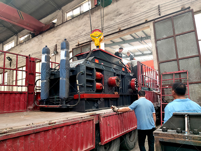 石子制砂用什么設(shè)備好？液壓對(duì)輥破碎機(jī)的優(yōu)勢(shì)解析