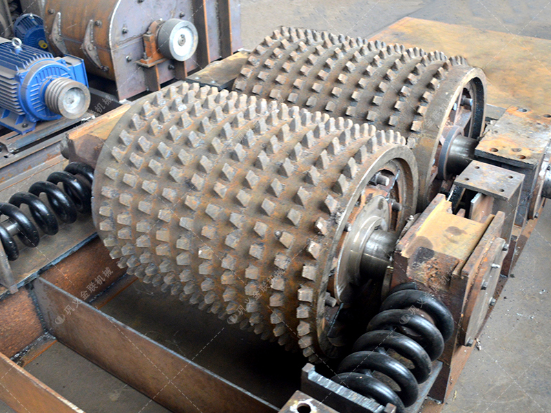 不挑食的 “實(shí)力派”:雙齒輥破碎機(jī)如何輕松應(yīng)對(duì)礦石開(kāi)采中的多樣物料?? 不挑食的 “實(shí)力派”:雙齒輥破碎機(jī)如何輕松應(yīng)對(duì)礦石開(kāi)采中的多樣物料??